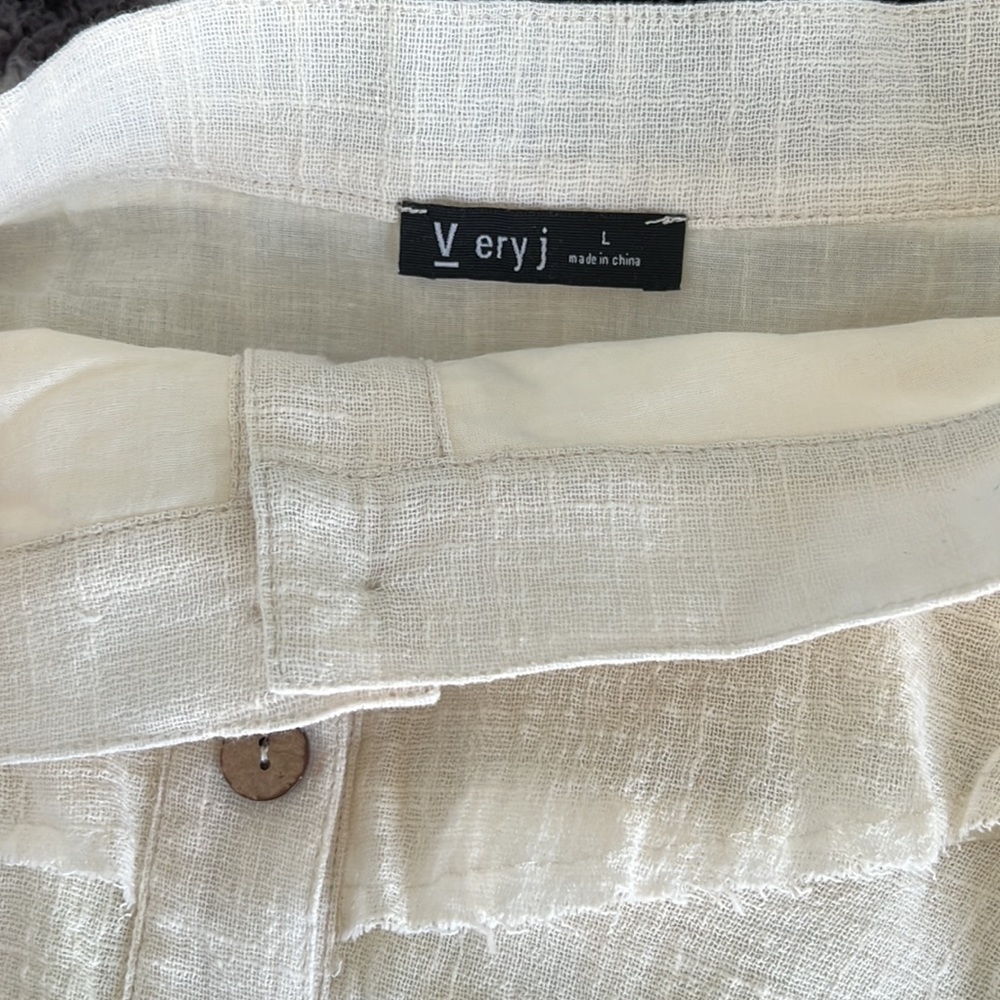Ivory Ruffle Skirt with buttons - Picture 3 of 4
